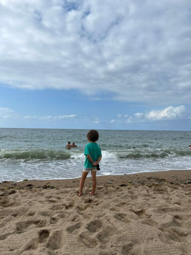 Niño mirando el mar. Qué es el océano para niños